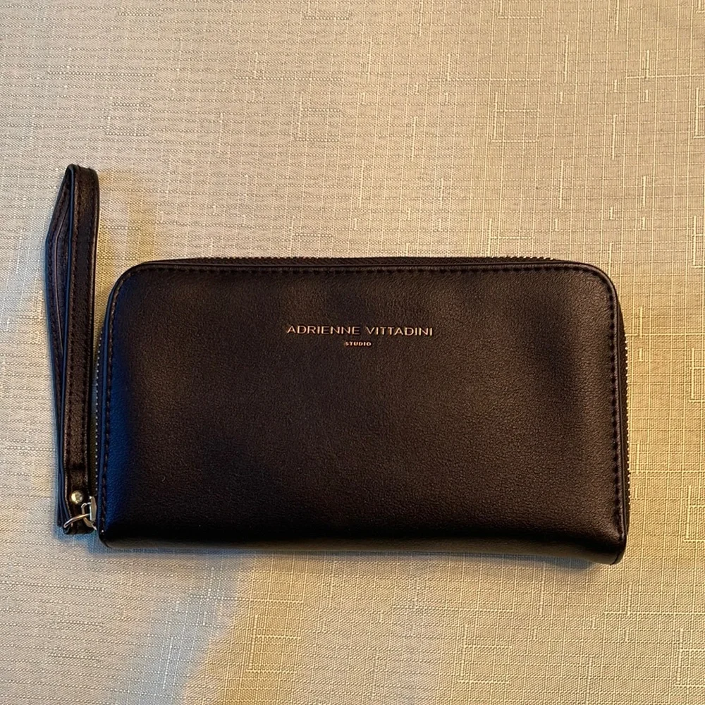 Adrienne Vittadini wristlet - Picture 1 of 4